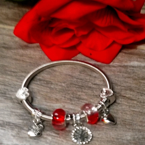 Charm Bracelet with Ted glass beads and Dangling charms New - Picture 2 of 4
